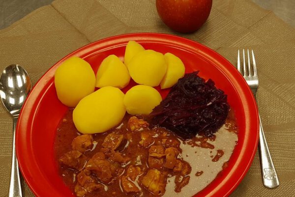 Putengulasch mit Rotkohl und Kartoffeln